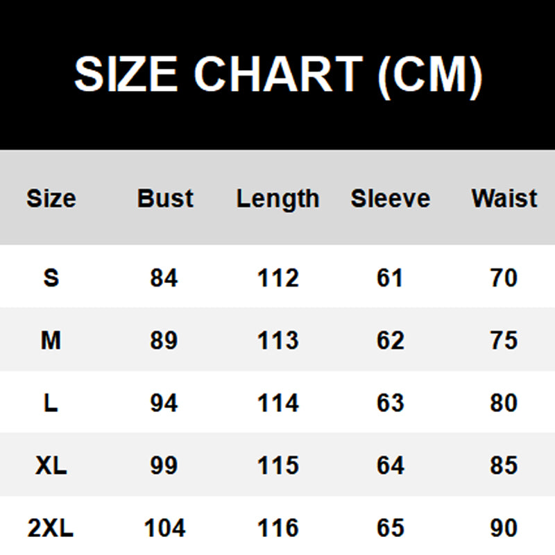Aksamitna sukienka z długimi rękawami, kołnierzykiem, falbanami i rozcięciem.