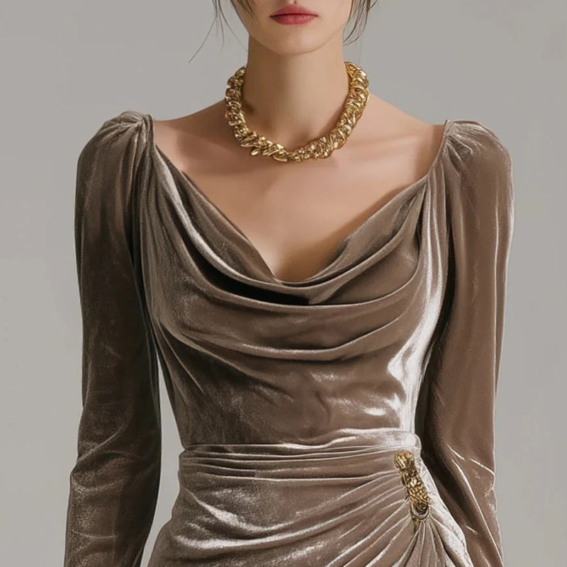 Aksamitna sukienka z długimi rękawami, kołnierzykiem, falbanami i rozcięciem.